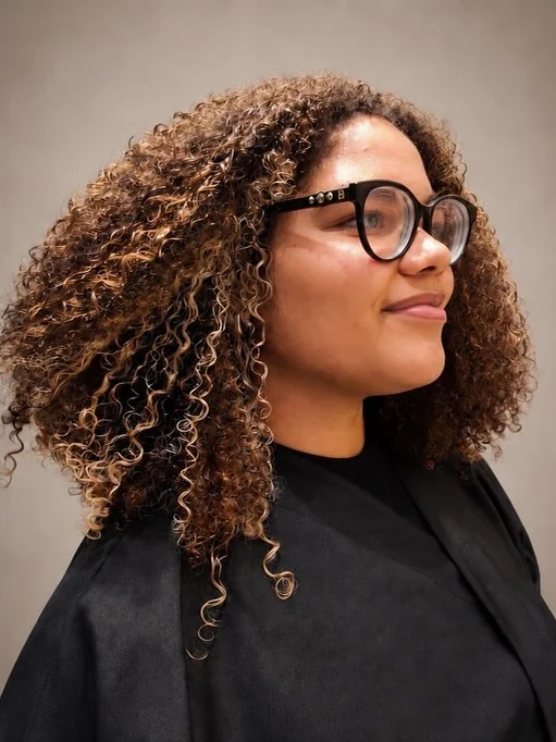 Caracóis afro definidos com reflexos dourados