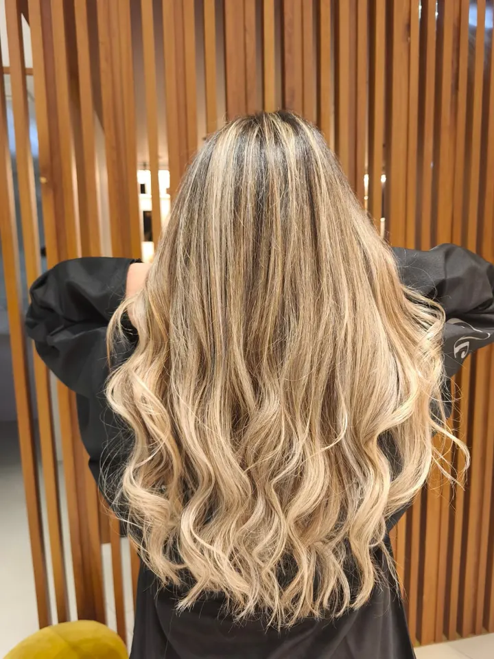 Loiro com ondas largas visto de costas