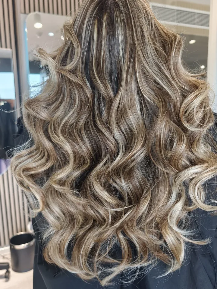 Castanho com madeixas loiras e ondas largas, visto de costas