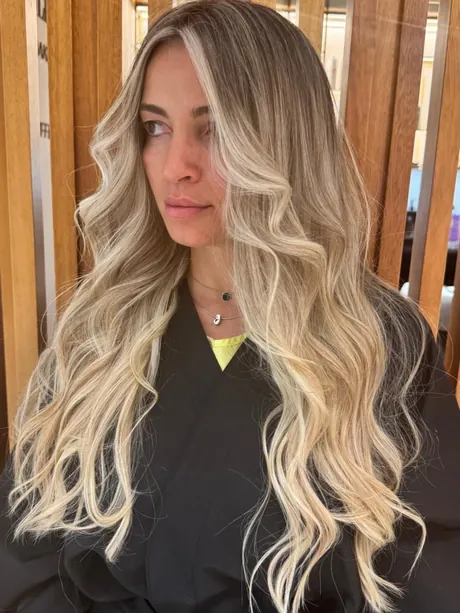 Balayage loiro com raiz esbatida