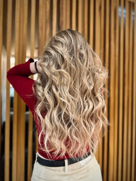 Loiro com ondas de praia