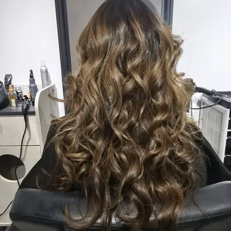Ondas longas castanhas com mechas acarameladas