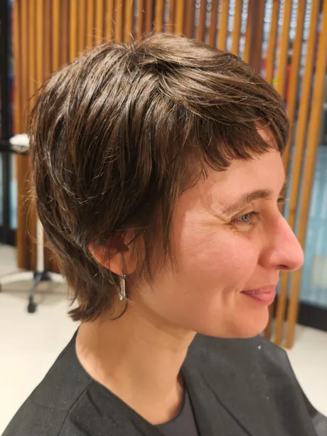 Corte pixie repicado castanho com franja