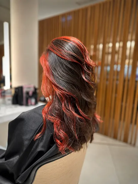 Coloração com mechas vermelhas intensas